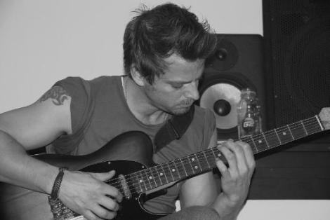 Carmine Giovinazzo playing a solo in his guitar.